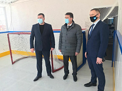 Президент Федерации хоккея ХМАО-Югры вручил клюшки и спортивные сумки нашим спортсменам 